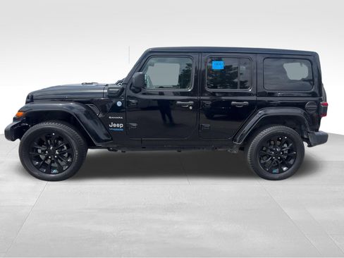 Used 2022 Jeep Wrangler Unlimited Sahara w/ Cold Weather Group AWD/4WD image 8