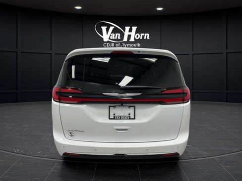 Used 2026 Chrysler Pacifica Select FWD image 6
