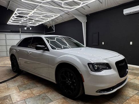 Used 2019 Chrysler 300 Touring w/ Sport Appearance Package image 4