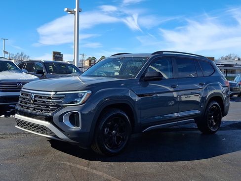 Certified 2025 Volkswagen Atlas Peak Edition SE image 3