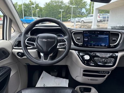 Used 2024 Chrysler Pacifica Limited FWD image 13