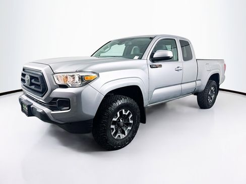 Used 2020 Toyota Tacoma SR image 3