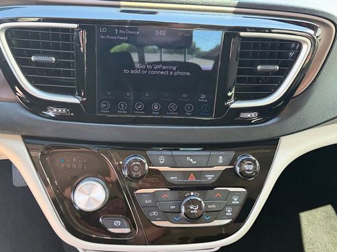 Used 2019 Chrysler Pacifica Touring Plus w/ Cold Weather Group FWD image 14