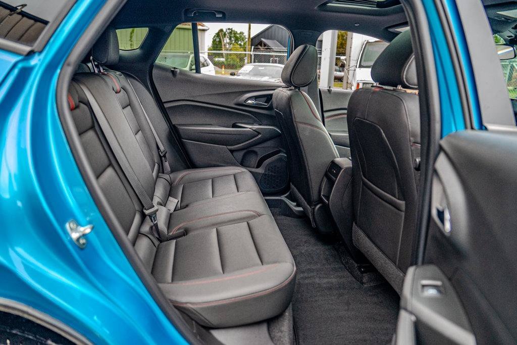 Used 2025 Chevrolet Trax RS w/ Sunroof Package FWD image 27