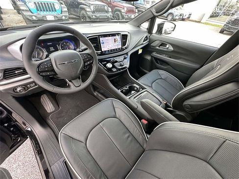 New 2026 Chrysler Pacifica Limited w/ S Appearance Package image 7
