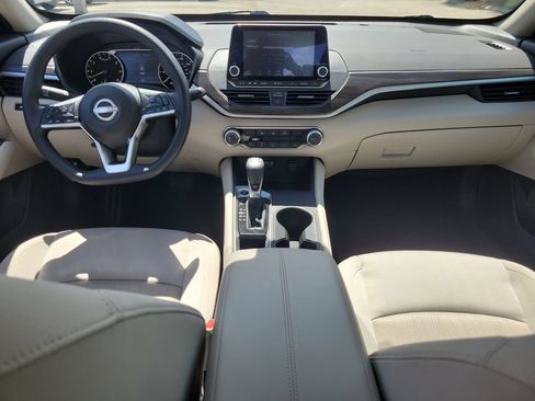 Used 2025 Nissan Altima 2.5 SV FWD image 11