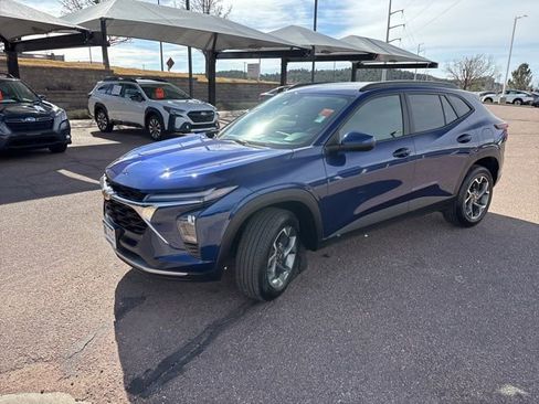 Used 2024 Chevrolet Trax LT w/ LT Convenience Package image 3