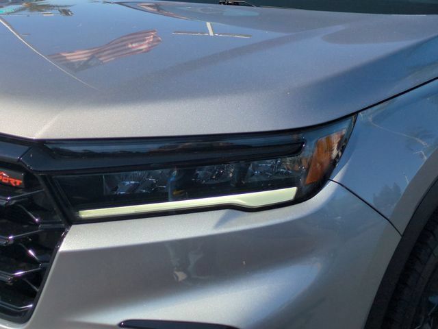 Used 2025 Honda Pilot TrailSport image 9