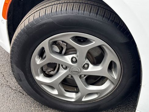 Used 2022 Chrysler Pacifica Limited image 12