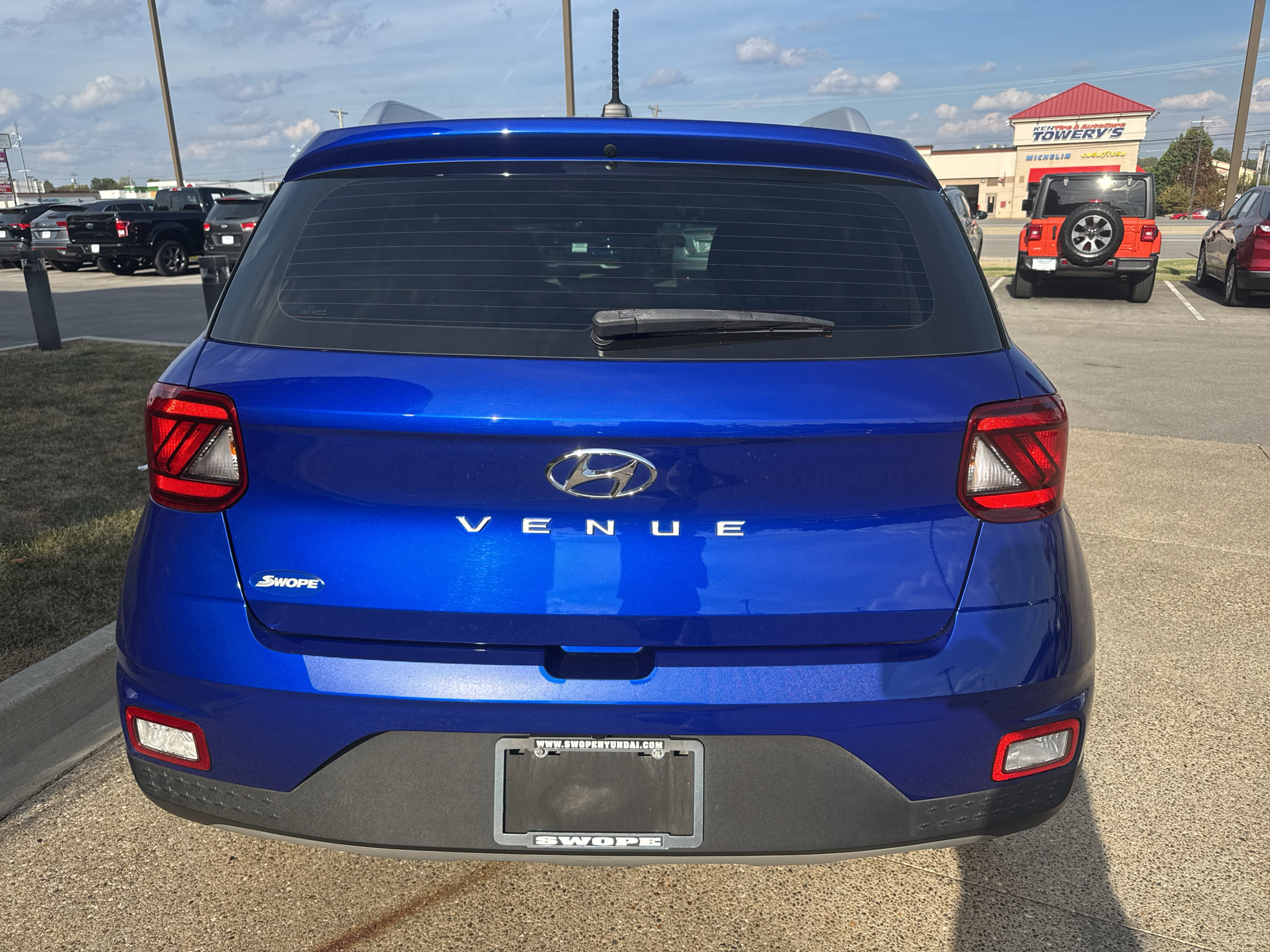 Used 2024 Hyundai Venue SEL FWD image 6