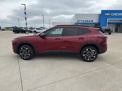 Used 2024 Chevrolet Trax RS w/ Sunroof Package FWD image 3