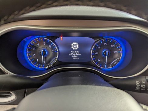 Used 2023 Chrysler Voyager LX image 30