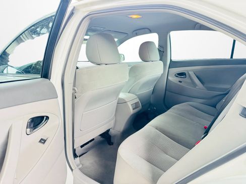 Used 2011 Toyota Camry LE FWD image 17