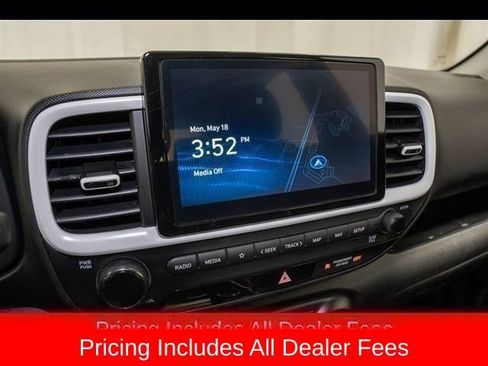 Used 2024 Hyundai Venue Limited FWD image 12