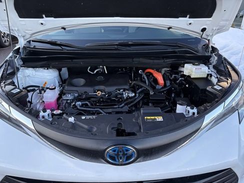 Used 2025 Toyota Sienna LE image 7