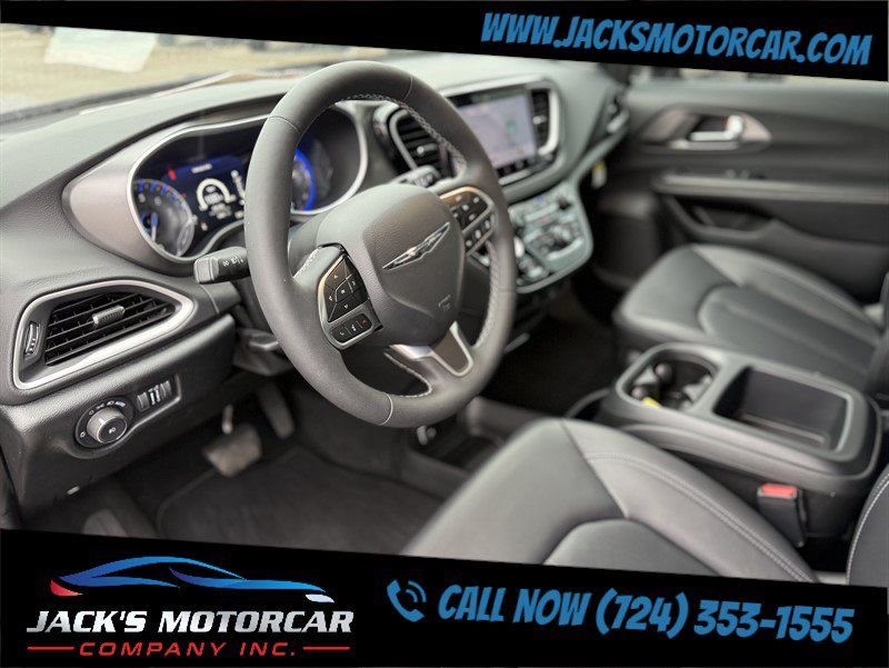 Used 2026 Chrysler Pacifica Select FWD image 18