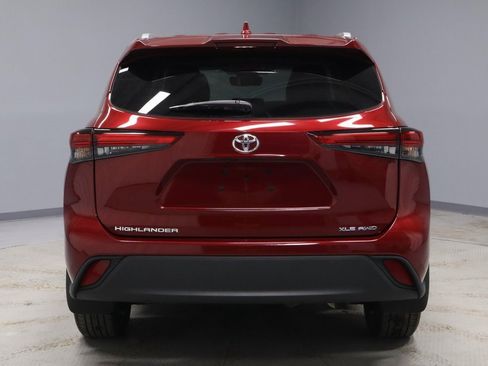 Used 2022 Toyota Highlander XLE image 9