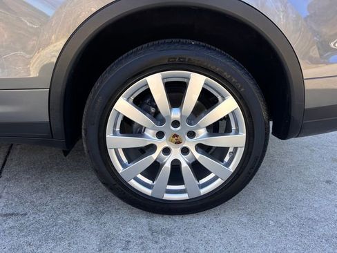 Used 2018 Porsche Cayenne Platinum Edition image 40