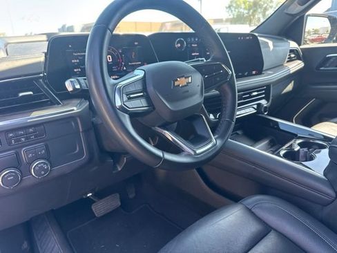 Used 2025 Chevrolet Suburban LT RWD image 12