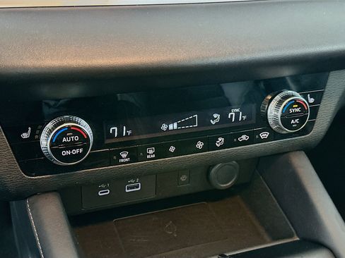 Used 2024 Mitsubishi Outlander SE image 23