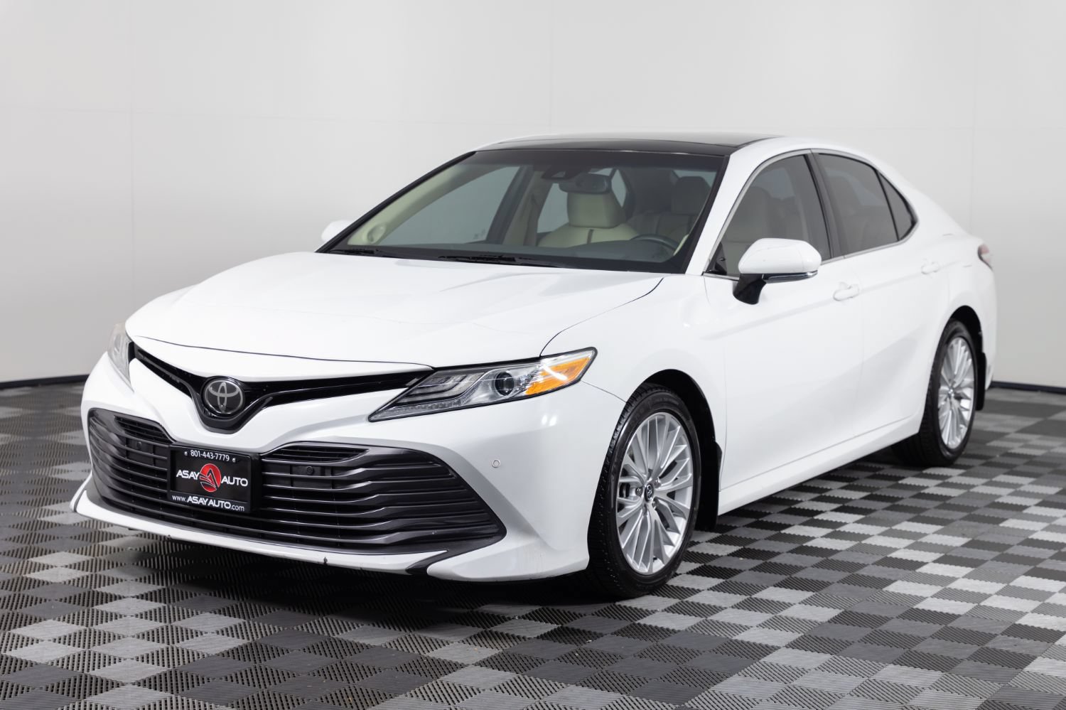 Used 2018 Toyota Camry XLE FWD image 2