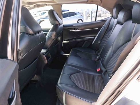 Used 2018 Toyota Camry SE w/ Moonroof Package FWD image 19