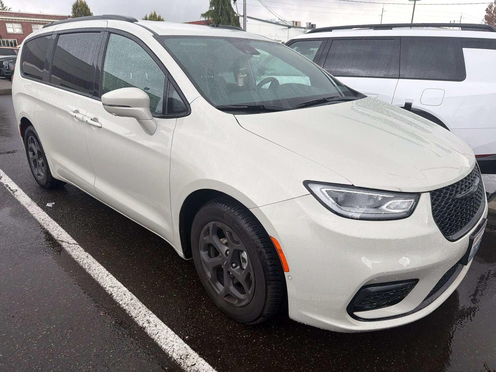 Used 2021 Chrysler Pacifica Limited w/ Uconnect Theater Family Group FWD image 2