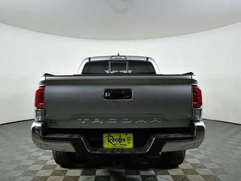 Used 2016 Toyota Tacoma Tacoma Double Cab image 12