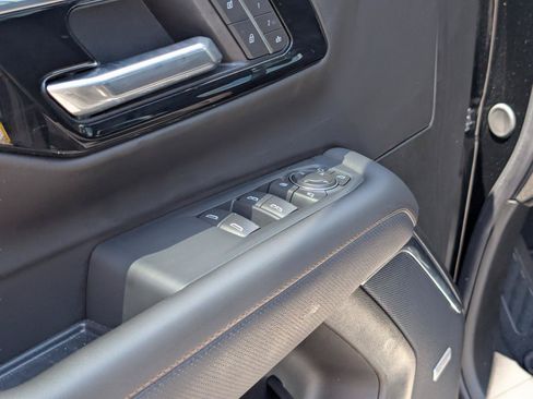 Used 2025 Chevrolet Tahoe High Country AWD/4WD image 17
