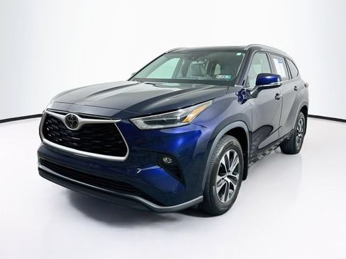 Used 2021 Toyota Highlander XLE AWD/4WD image 3