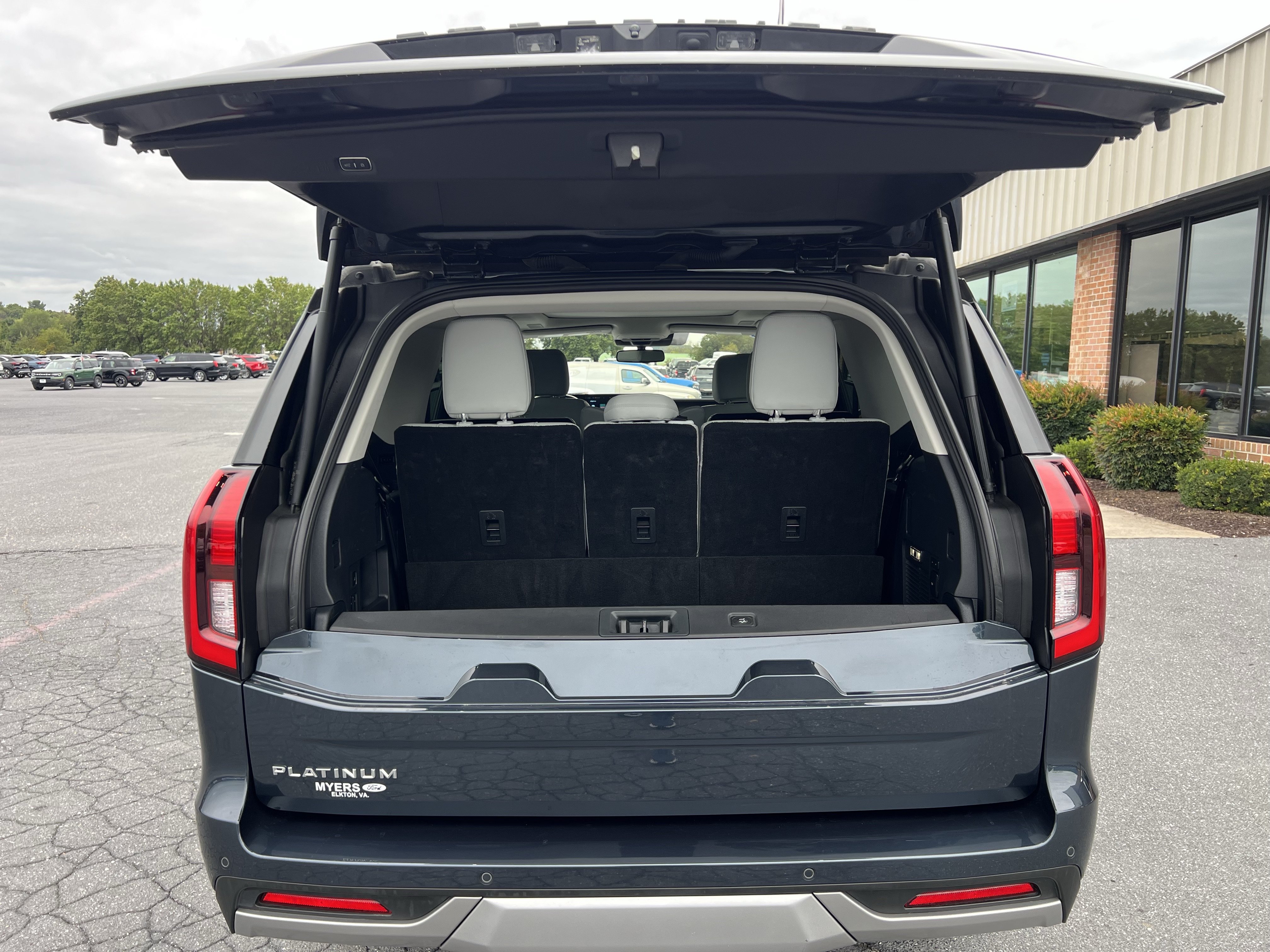 Used 2025 Ford Expedition Platinum w/ Driver's Package AWD/4WD image 60