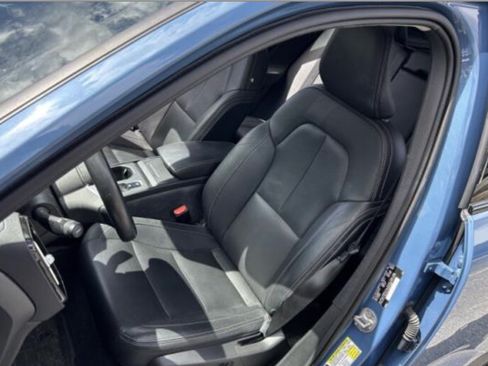 Used 2024 Volvo XC40 B5 Core AWD/4WD image 3