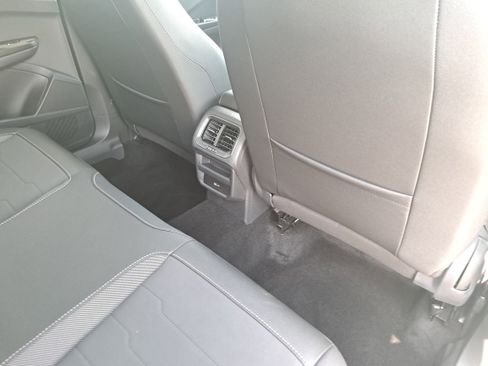 Used 2025 Volkswagen Taos SE AWD/4WD image 11