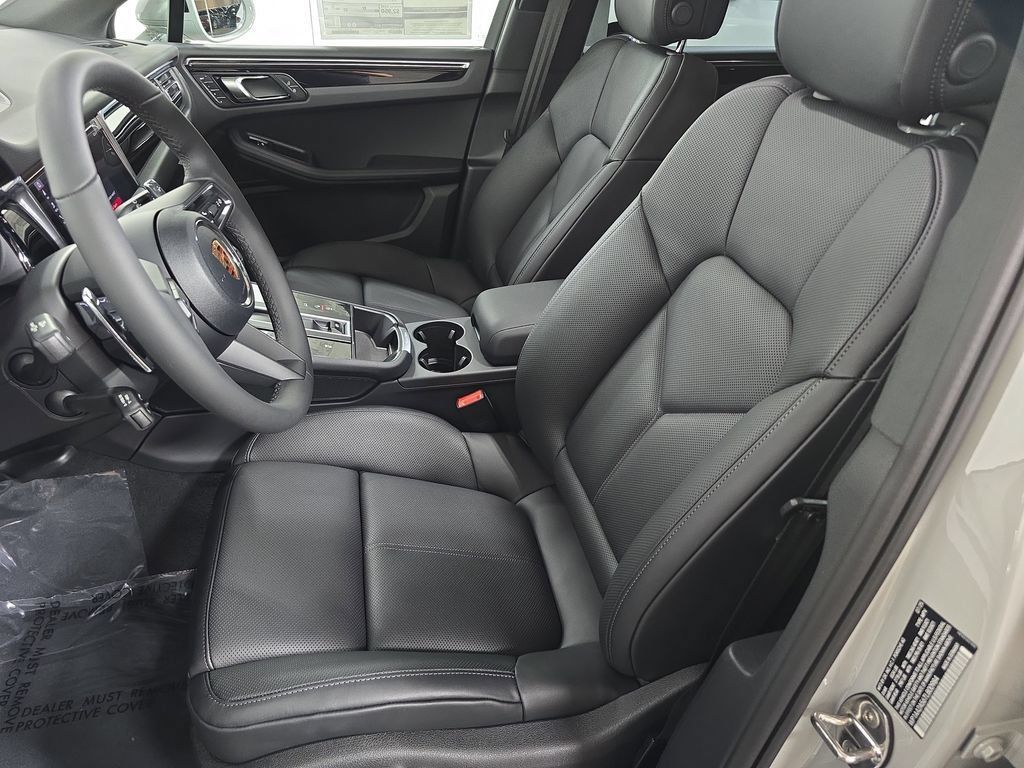 Certified 2026 Porsche Macan AWD/4WD image 5