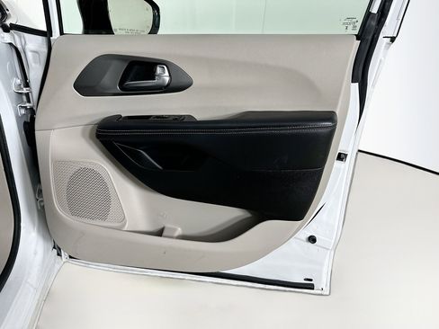 Used 2024 Chrysler Pacifica Touring-L FWD image 33