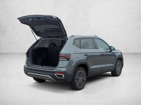 Used 2025 Volkswagen Taos SE FWD image 17