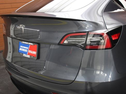 Used 2023 Tesla Model Y Performance image 13