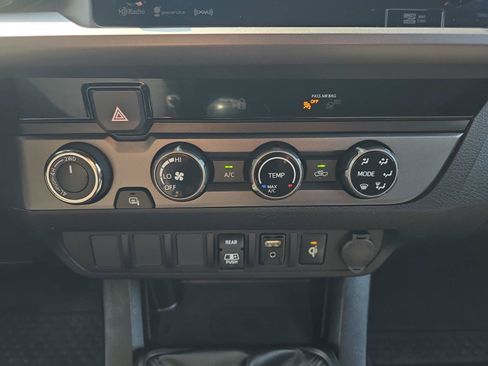 Used 2018 Toyota Tacoma TRD Sport AWD/4WD image 16