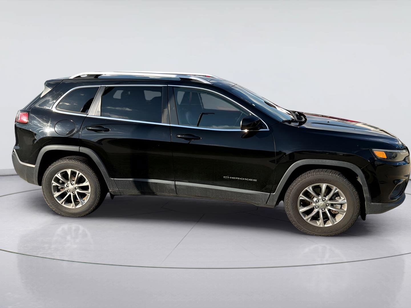 Used 2019 Jeep Cherokee Latitude Plus w/ Comfort/Convenience Group AWD/4WD image 2