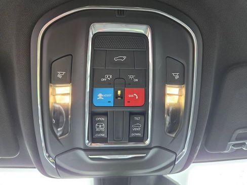 Used 2023 Jeep Grand Cherokee L Altitude AWD/4WD image 8