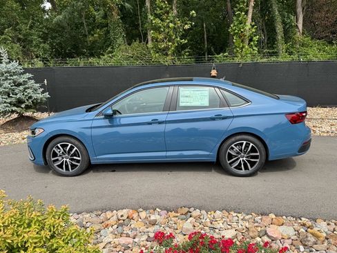 New 2025 Volkswagen Jetta SE image 2