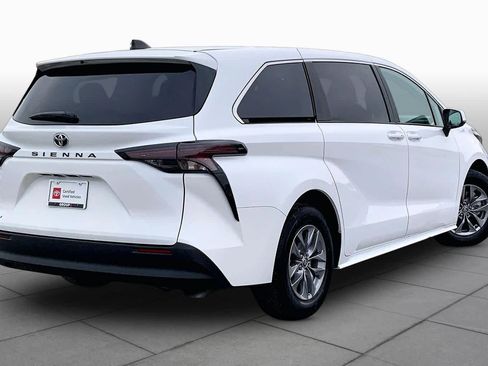 Used 2026 Toyota Sienna LE FWD image 13