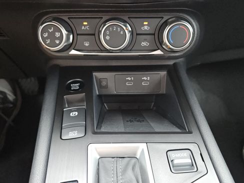 Used 2025 Nissan Kicks SV FWD image 10