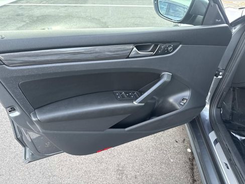 Certified 2022 Volkswagen Passat 2.0T R-Line image 17