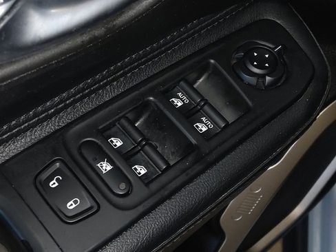 Used 2015 Jeep Renegade Latitude image 27