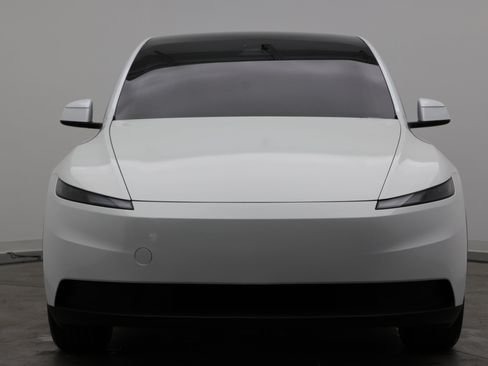 Used 2026 Tesla Model Y 2WD image 2