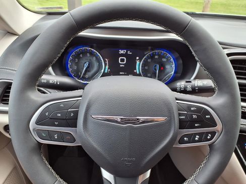 Used 2023 Chrysler Pacifica Touring-L FWD image 10