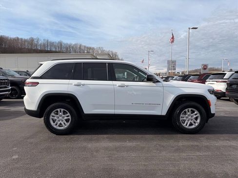 New 2025 Jeep Grand Cherokee Laredo image 3