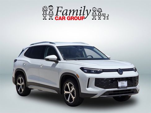 New 2025 Volkswagen Tiguan SE image 2