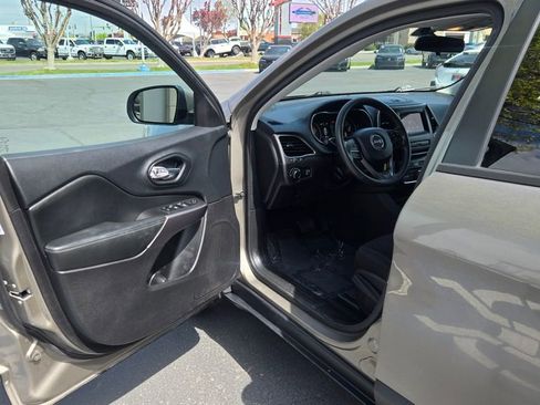Used 2020 Jeep Cherokee Latitude AWD/4WD image 10